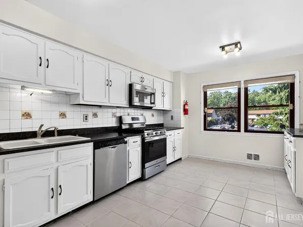 71 Highview Dr, Woodbridge, NJ 07095