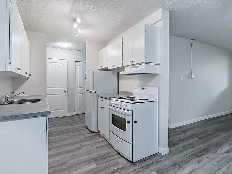 1020 Matheson Dr — Photo 1