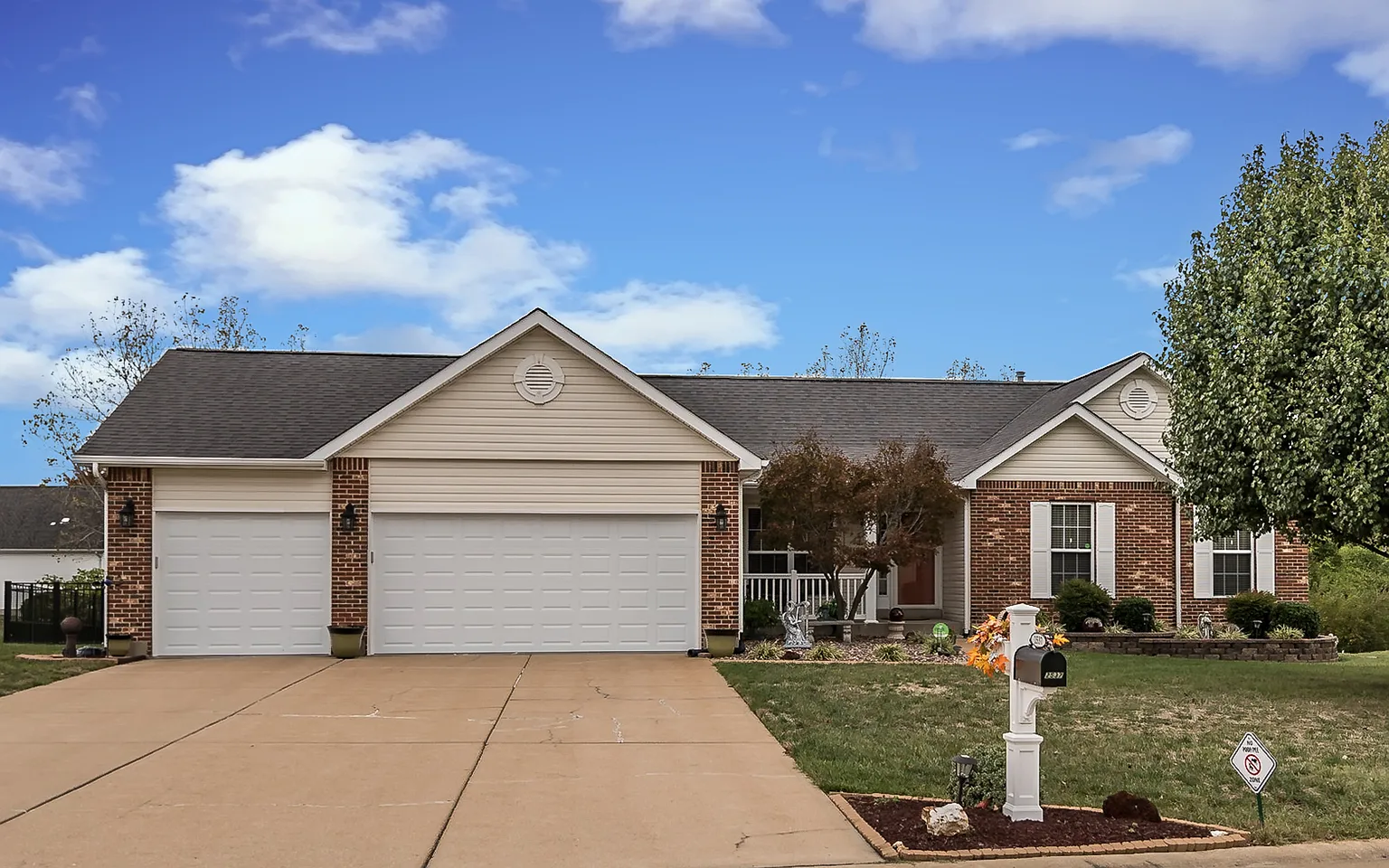 2537 Greenway photo 1
