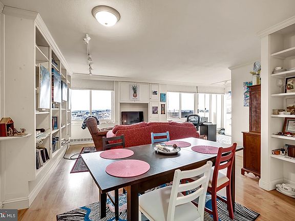 5th image of 604 S Washington Sq APT 1209