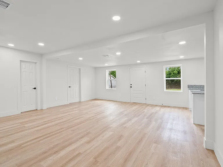 4607 Englewood St — Photo 3