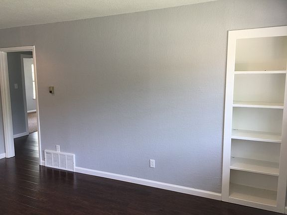 3rd image of 521 Patterson Dr