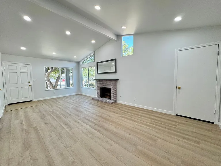 22301 Itasca St — Photo 5