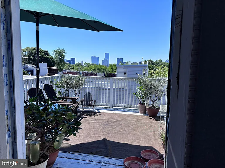 2944 Cambridge St — Photo 16