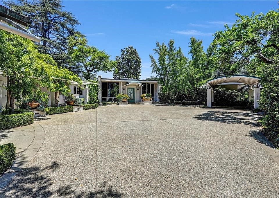 1st image of 935 Hillcrest Pl