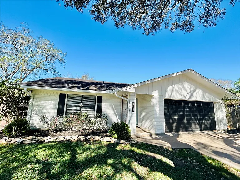 108 Creek Bend Ln — Photo 2