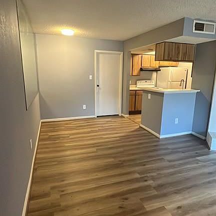 3rd image of 3919 Fairmont Pkwy APT 208