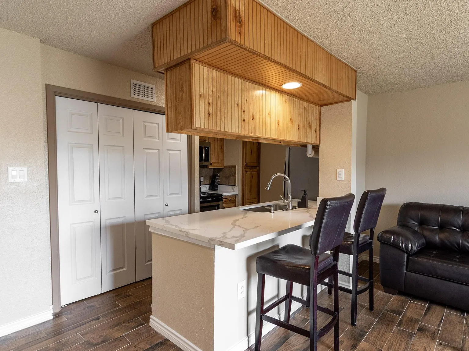 1 bed, 1.5 bath, 964 sqft, $1,350 — Photo 4