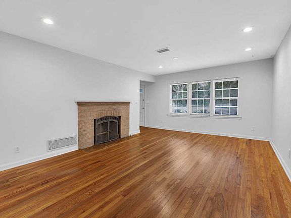 3rd image of 3831 Saint Johns Ave