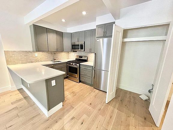 4th image of 361 E 50th St APT 2E