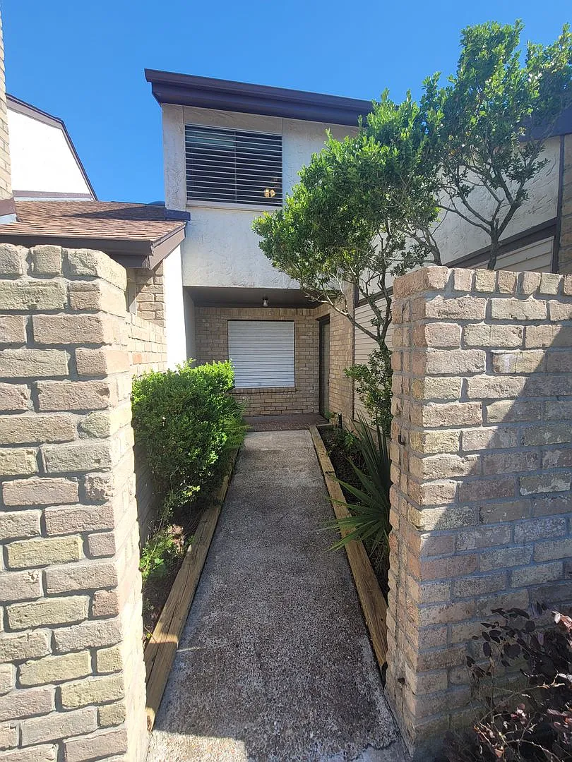 Townhouse off of 75th St. / 6 Blocks from Seawall — Photo 2
