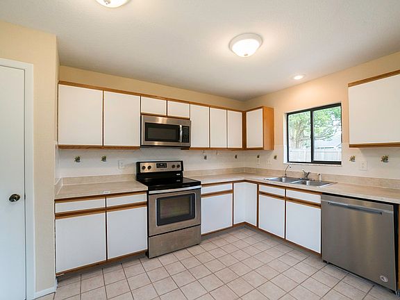 2nd image of 1044 Beckstrom Dr