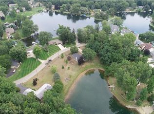 11564 Pleasant View Dr, Pinckney, MI 48169