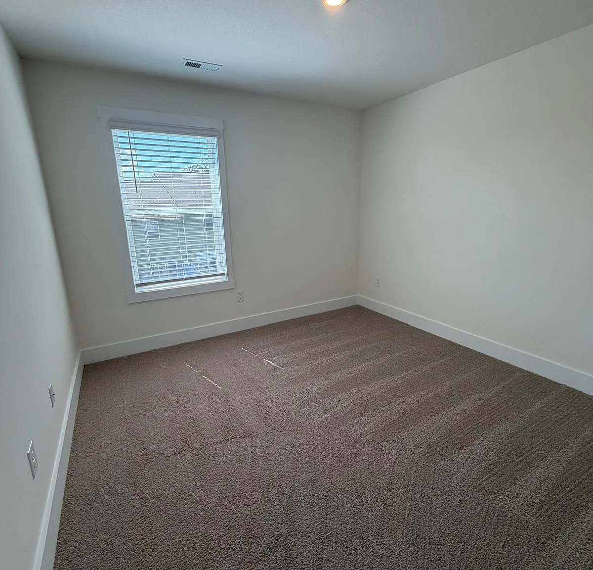 3 bed, 2.5 bath, 1381 sqft, $2,100 — Photo 2