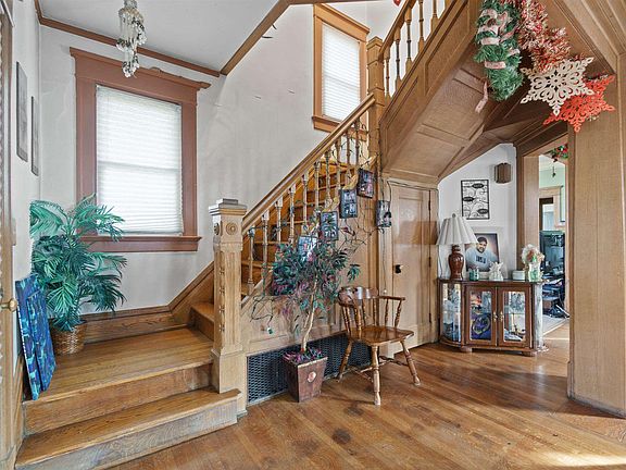 5th image of 211 W Mitchell St