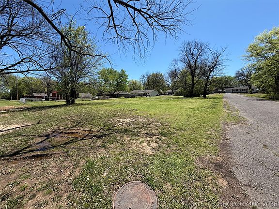3rd image of 801 NE 11th St