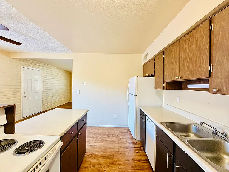 Desert Terrace Apartments - 2 and 3 Bedrooms with Community Pool and Laundry! — Photo 24