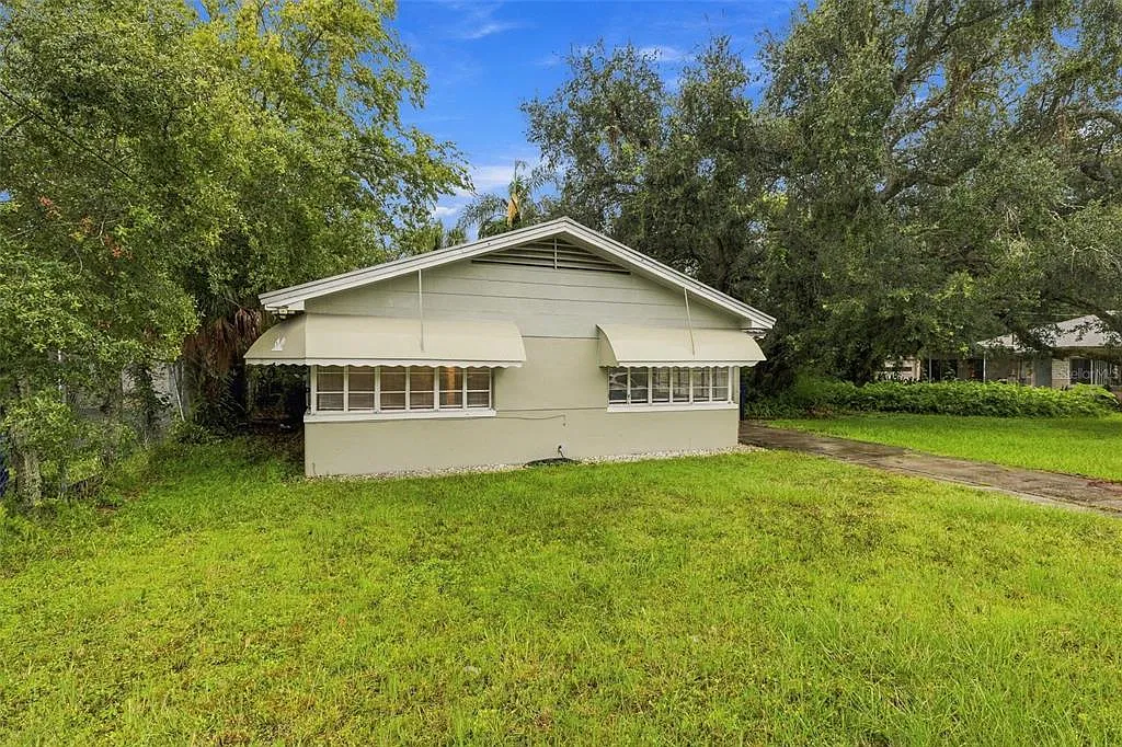 2 bed, 1.0 bath, 885 sqft, $1,795 — Photo 1