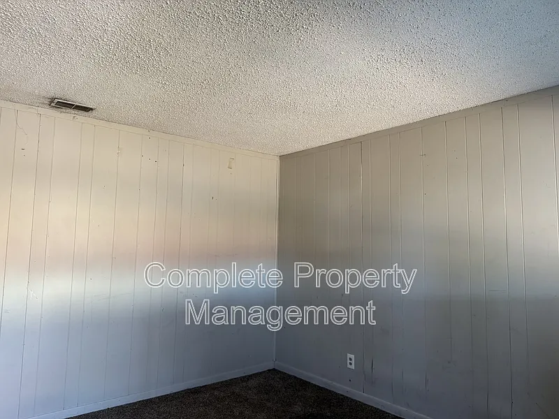 5 bed, 1.0 bath, 1094 sqft, $1,250 — Photo 3