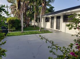 2998 NW 30th St, Miami, FL