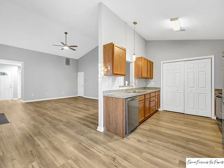 94 Currant Ln — Photo 9