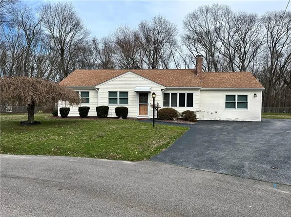 2 Pasadena Ct, Warwick, RI 02888