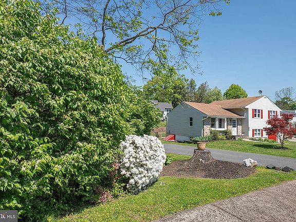 5th image of 233 Poplar St