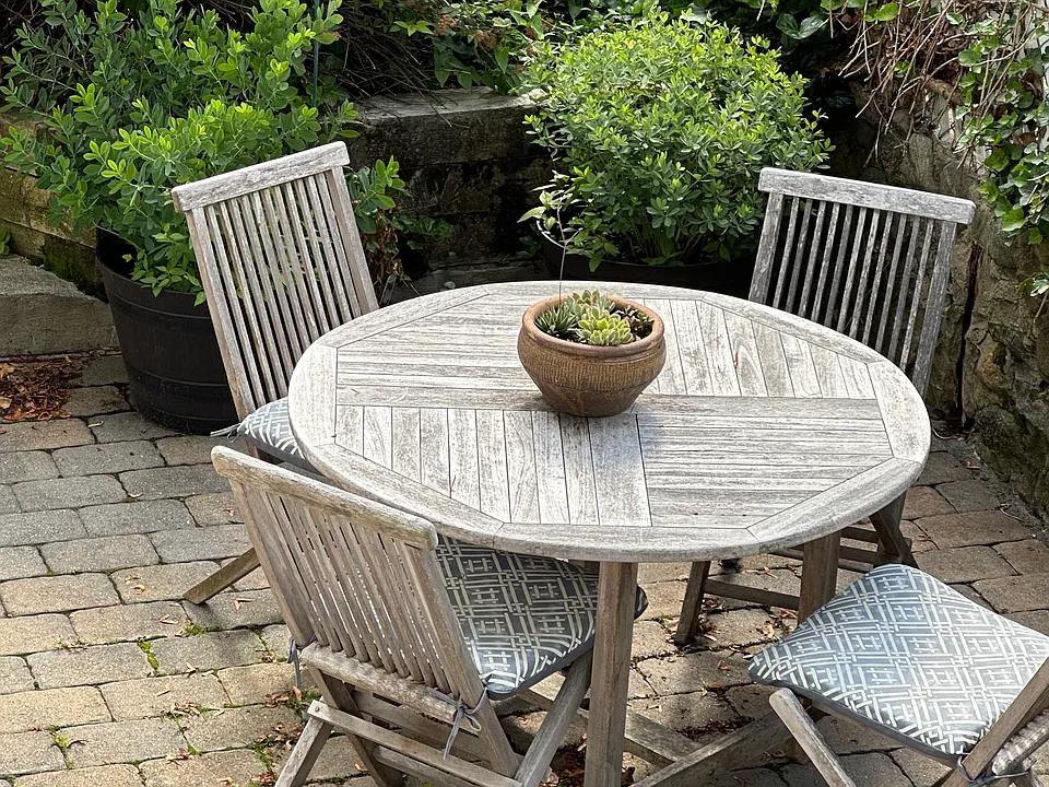 Outdoor dinning area on private patio