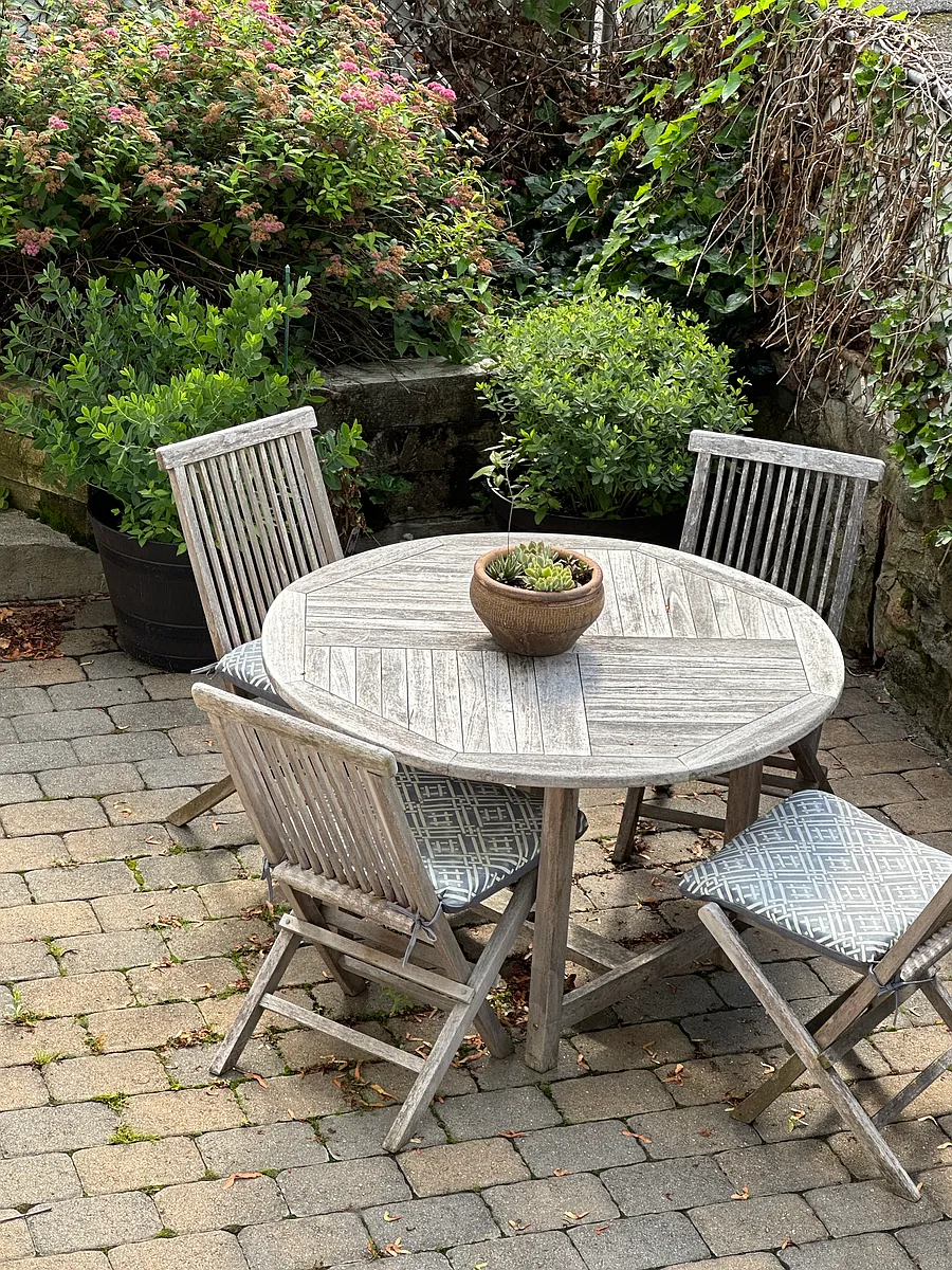 Outdoor dinning area on private patio - 21 Wakefield Ave