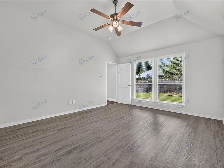 333 Stately Oak Ln — Photo 16
