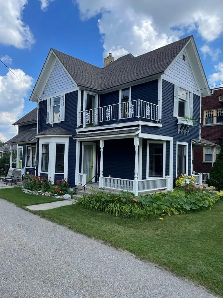 547 Lyon St NE — Photo 2