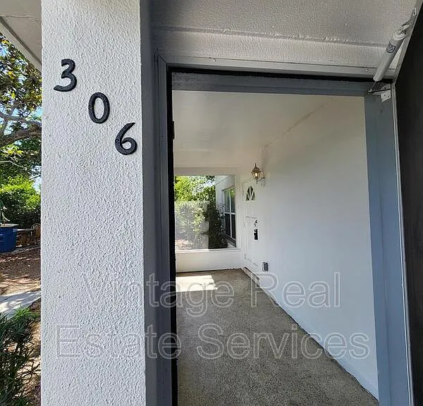 306 S Mercury Ave — Photo 2