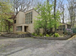 121 Fairway Dr, Lords Valley, PA 18428