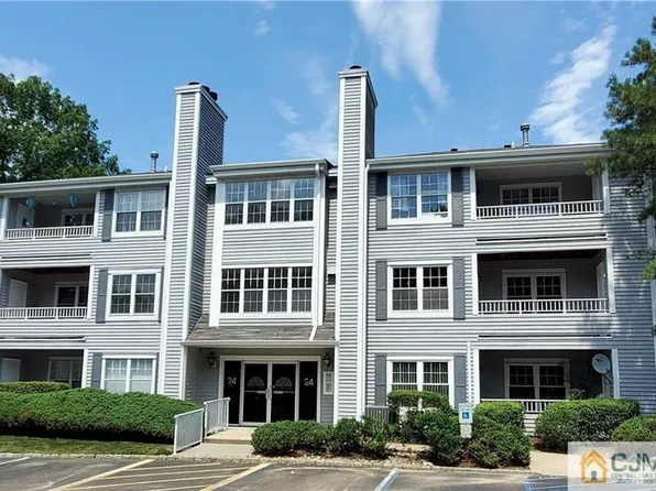 2203 Candlelight Ct, Helmetta, NJ 08828
