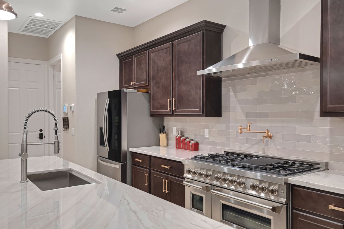 3835 Portofino Wy-10