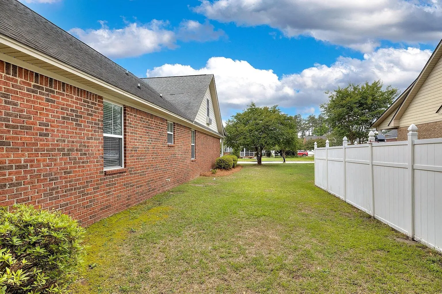 4 bed, 2.0 bath, 2754 sqft, $2,100 — Photo 3
