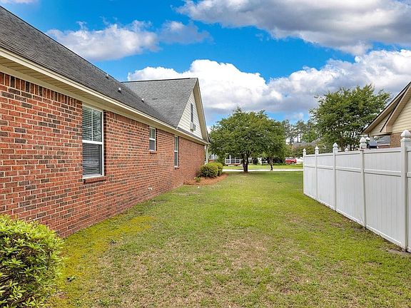 3rd image of 3225 Mayflower Ln