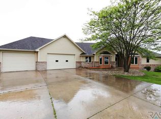 47361 Golf View Dr, Dell Rapids, SD 57022