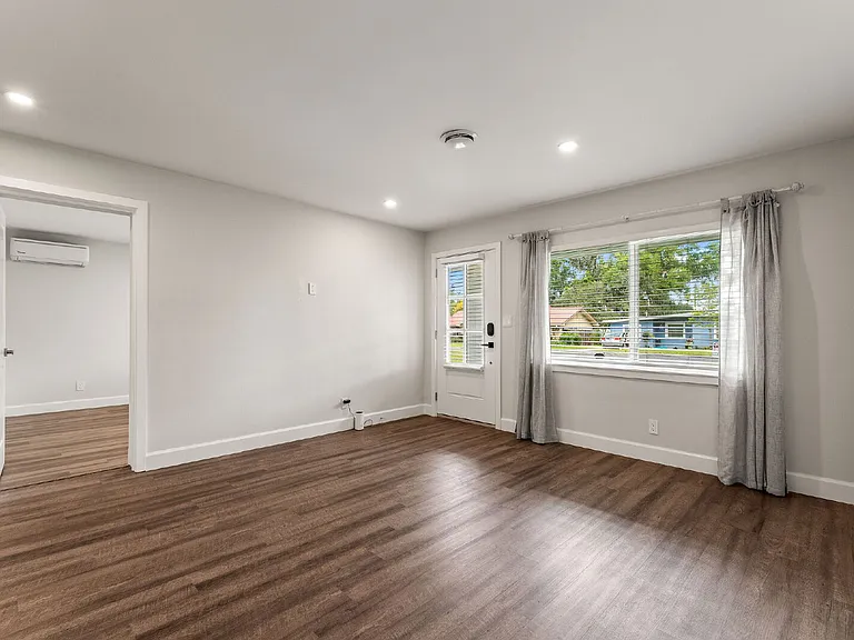1143 Linden St — Photo 3