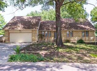 1912 NW Manor Dr, Blue Springs, MO 64014