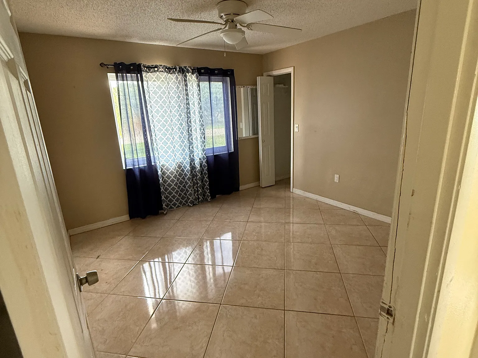 3 bed, 929 sqft, $1,800 — Photo 2