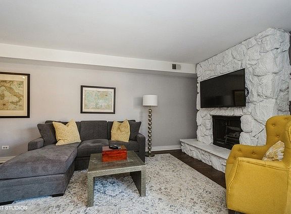4th image of 870 Forest Ave #38