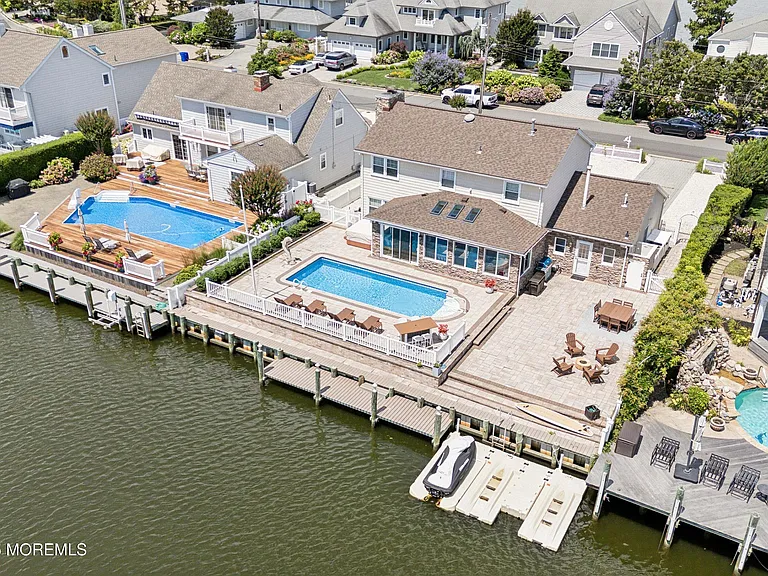 242 Curtis Point Dr — Photo 35