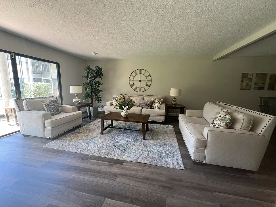 7908 Los Robles Ct