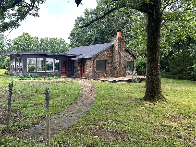 460 W Ravenswood Ln — Photo 1