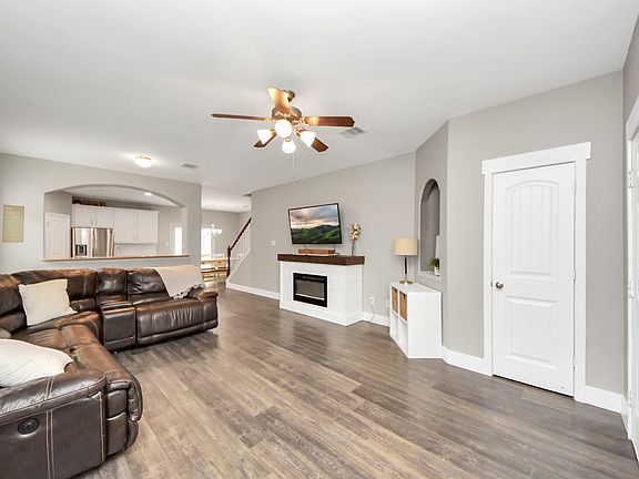 3rd image of 8126 Nagy Hill St