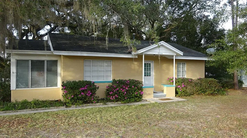 2 bed, 1.0 bath, 1008 sqft, $1,300 — Photo 1