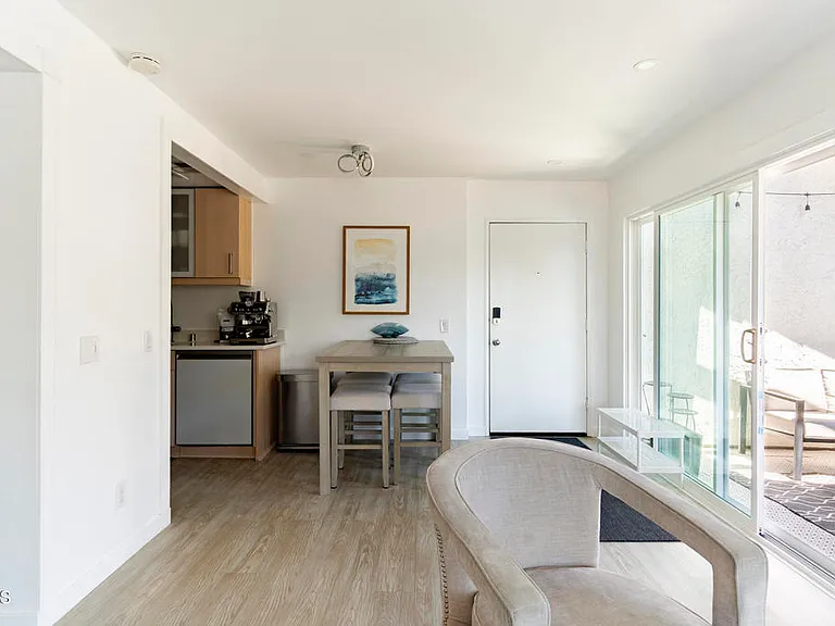 1340 E Hillcrest Dr #6 — Photo 14