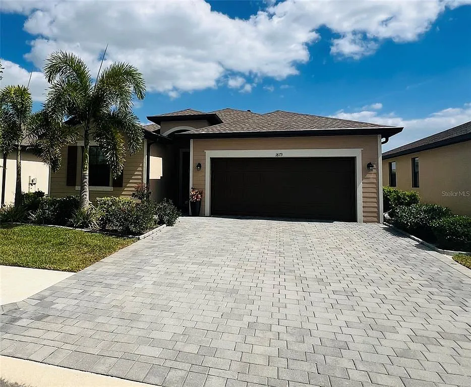 4 bed, 3.0 bath, 2032 sqft, $2,600 — Photo 1