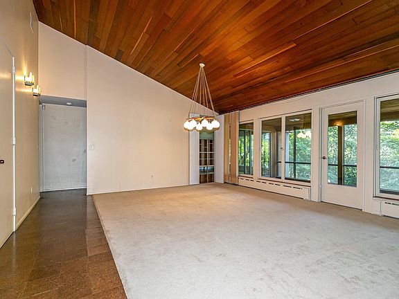 5th image of 77 Somerset Dr S